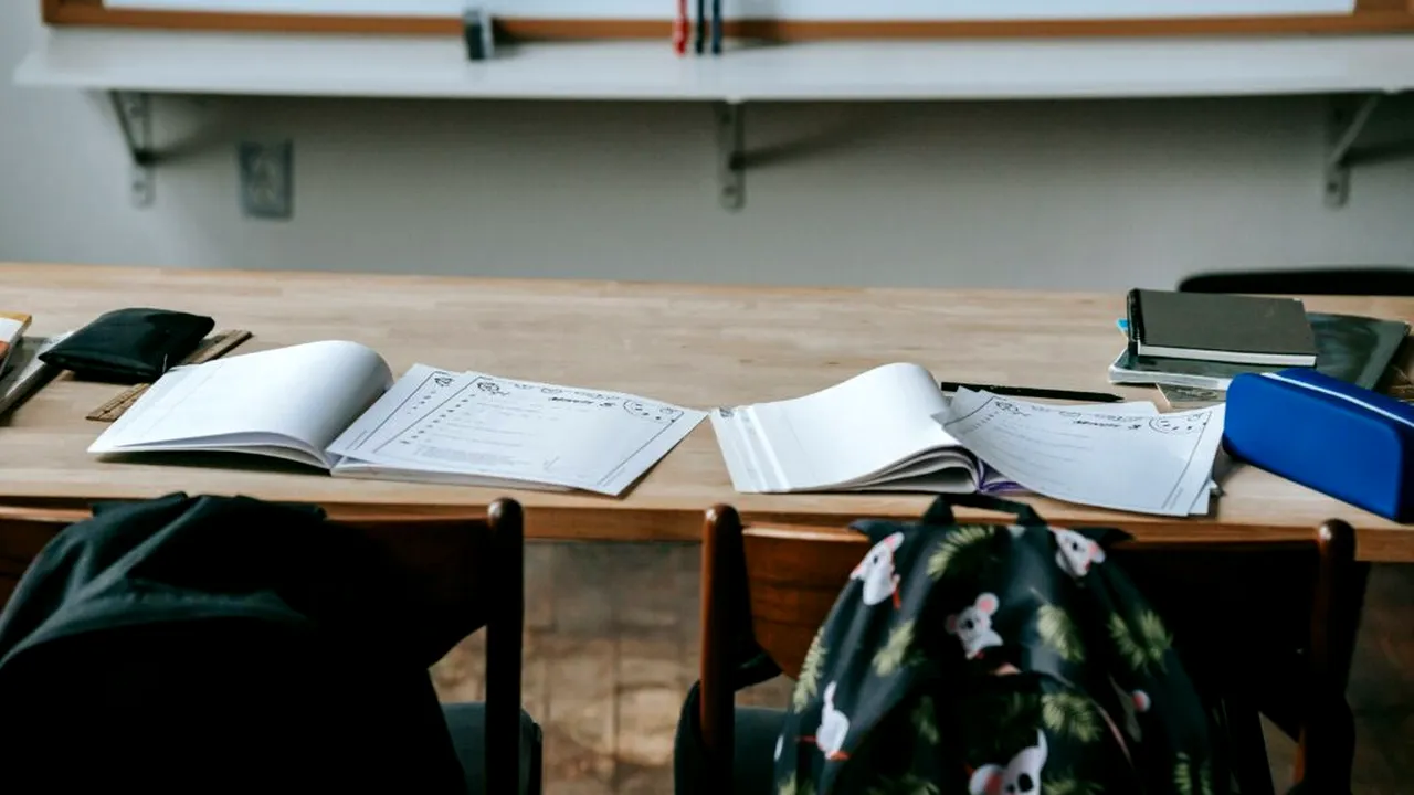 Numărul total de studenți din Grecia, redus la jumătate