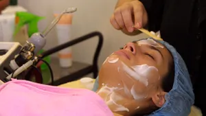 Efectul cremelor împotriva îmbătrânirii, inversat în cazul femeilor tinere