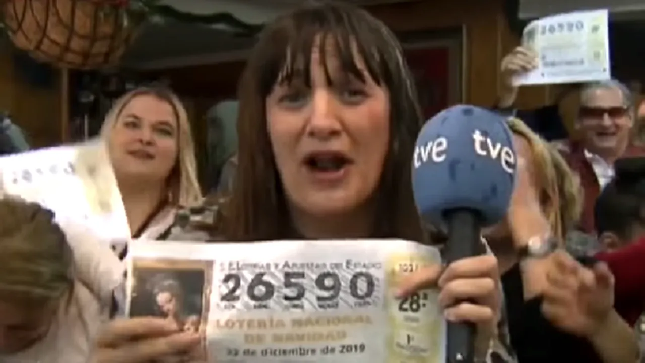 Momentul în care o jurnalistă află că a câştigat la Loto, în timpul unei transmisiuni LIVE.  A anunţat că demisionează, apoi şi-a cerut scuze 