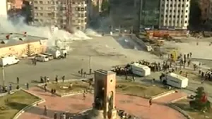 PROTESTELE din TURCIA: Zeci de poliţişti antirevoltă au preluat controlul asupra Pieţei Taksim din Istanbul şi trag cu grenade lacrimogene - VIDEO