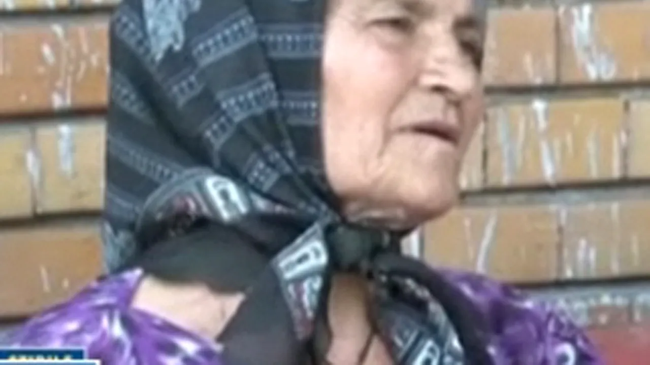 Buzău: O bătrână a aşteptat trei ore în curtea spitalului pentru a fi consultată de un medic - VIDEO