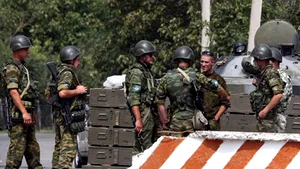Soldaţii ruşi dezafectează un punct de control din vestul Georgiei