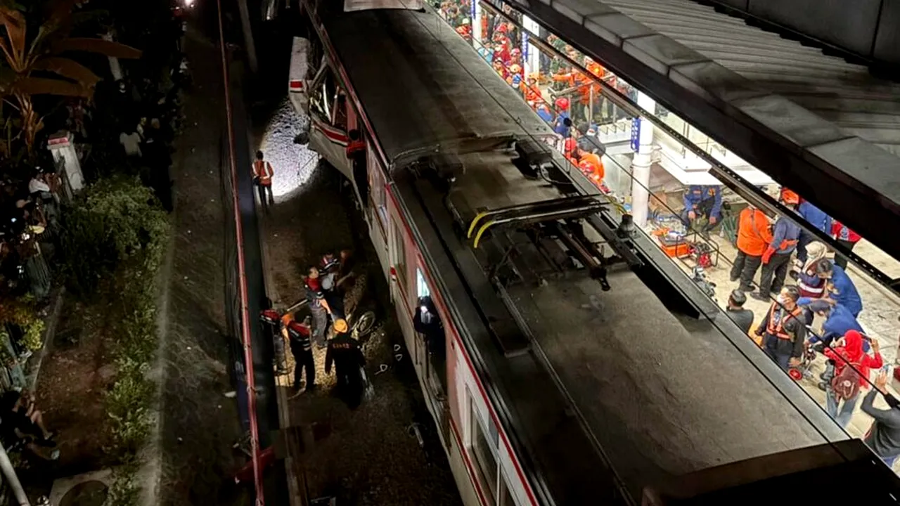 Trei persoane blocate într-un vagon avariat în urma unui accident feroviar din Indonezia