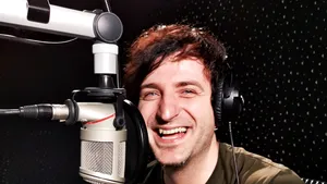 Cosmin Dominte, “poetul în FM” de la Smart Radio, coleg de distribuţie cu Samuel L. Jackson, Michael Keaton şi Maggie Q pentru The Asset