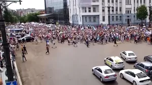Mii de ruşi din Habarovsk au ieşit azi în stradă să îşi apere guvernatorul arestat: 