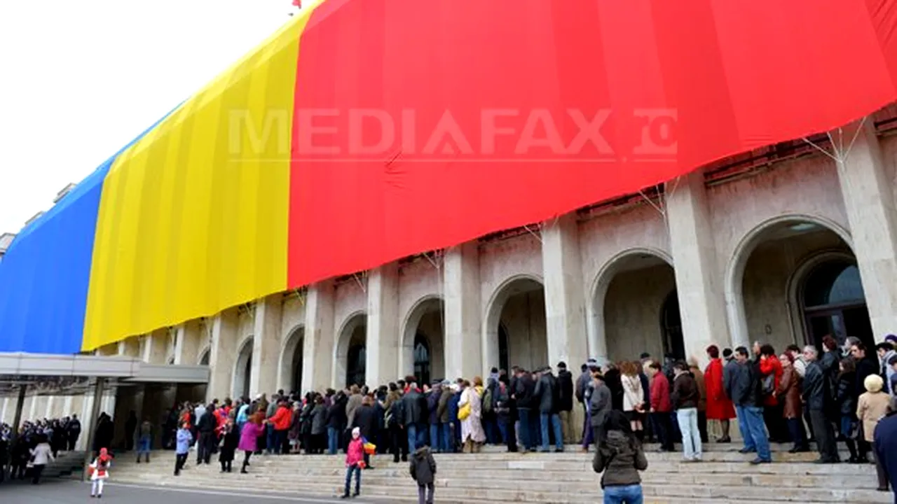 ZIUA NAŢIONALĂ A ROMÂNIEI: Câteva mii de persoane au vizitat Palatul Victoria, decorat cu un tricolor ţesut la Târgu Jiu