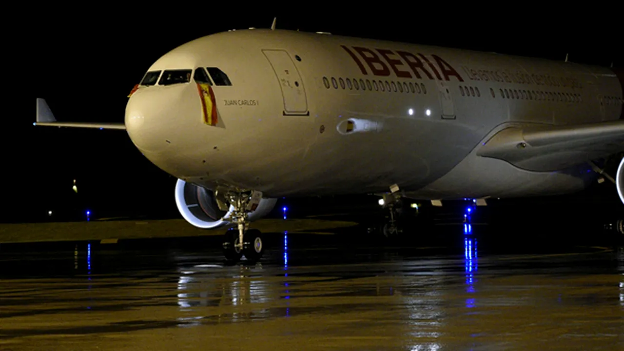 Avionul cu naţionala Spaniei, lovit de fulger la sosirea la Madrid