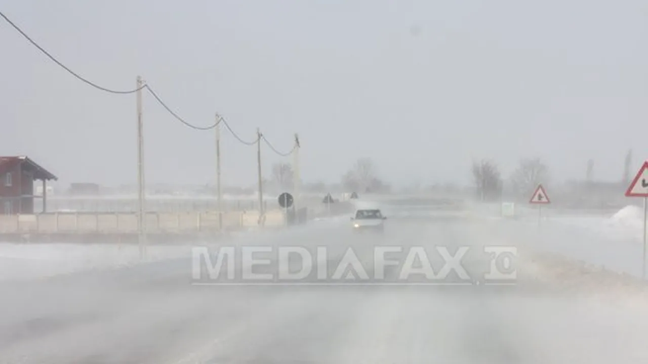 Două microbuze cu pasageri şi patru autoturisme, blocate din cauza viscolului, în judeţul Buzău