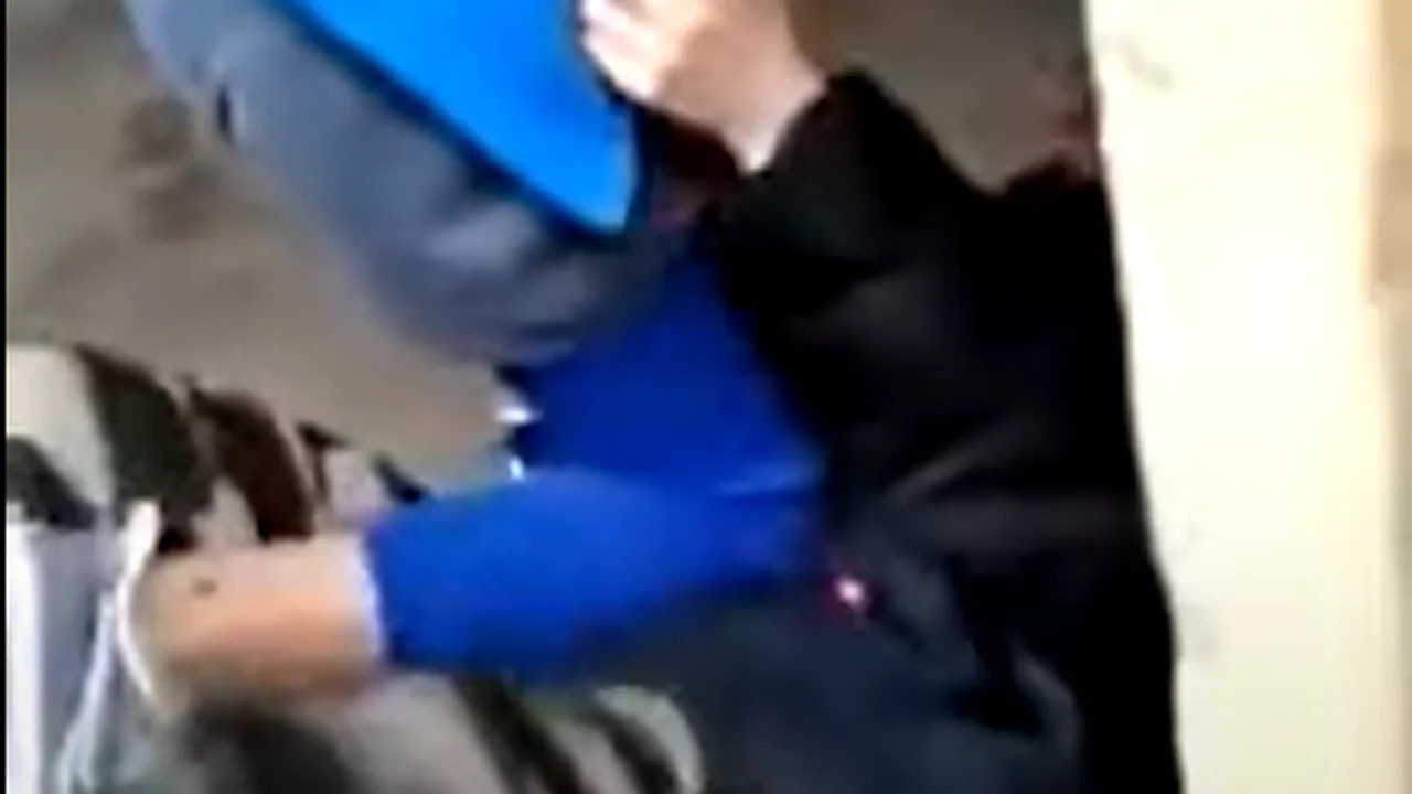 VIDEO Copil de 15 ani bătut cu sălbăticie în Timiş/ Incidentul a fost filmat. iar imaginile postate pe Facebook