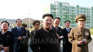 Kim Jong-un apare din nou în public, sprijinindu-se într-un baston - FOTO