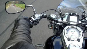 Accident în Capitală. Un motociclist a fost rănit grav în urma impactului cu un camion