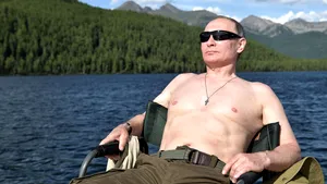 Vacanţa lui Vladimir Putin, în imagini. Kremlinul face publice fotografii cu liderul rus pe jumătate dezbrăcat | GALERIE FOTO