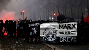 Franţa, paralizată de noi proteste. Transportatorii au blocat drumurile din mai multe regiuni. FOTO, VIDEO
