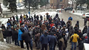 FOTO Circa o sută de mineri de la Lupeni continuă protestul. Au mers la sediul CEH 