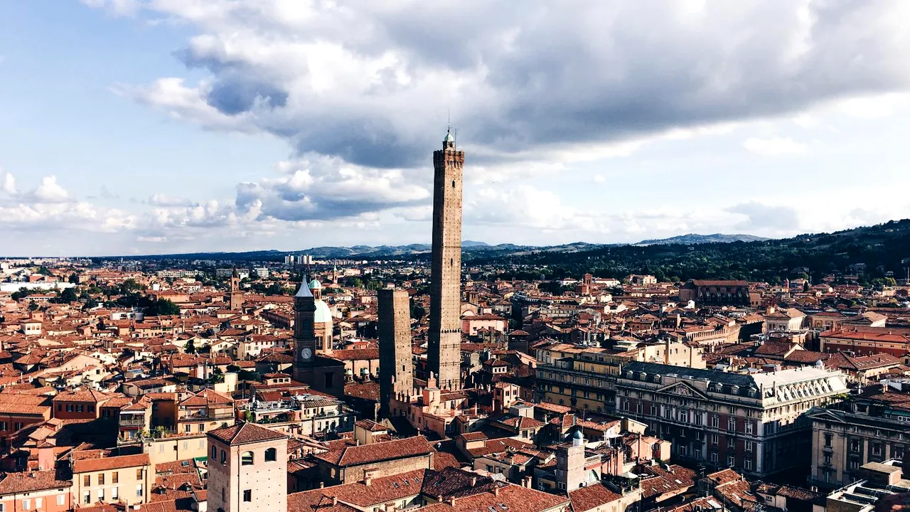 Unul din simbolurile oraşului Bologna s-ar putea prăbuşi. Turnul şi zona din jur au fost închise: situaţia este 