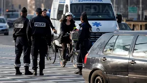Focuri de armă la Paris, după ce un şofer furios a forţat un baraj al poliţiei - VIDEO