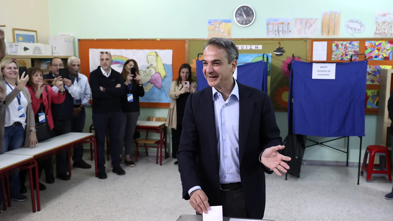 Alegeri într-o ţara vizitată de sute de mii de români.  Sondajele prevăd o victorie zdrobitoare a partidului conservator Noua Democraţie