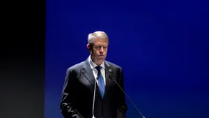 Un protestatar, sancţionat de jandarmi după ce l-a huiduit pe Iohannis, la Argeş. Ce i-a strigat acesta preşedintelui