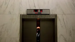 Butonul de închidere a uşilor din lift, din SUA, este de fapt inactiv