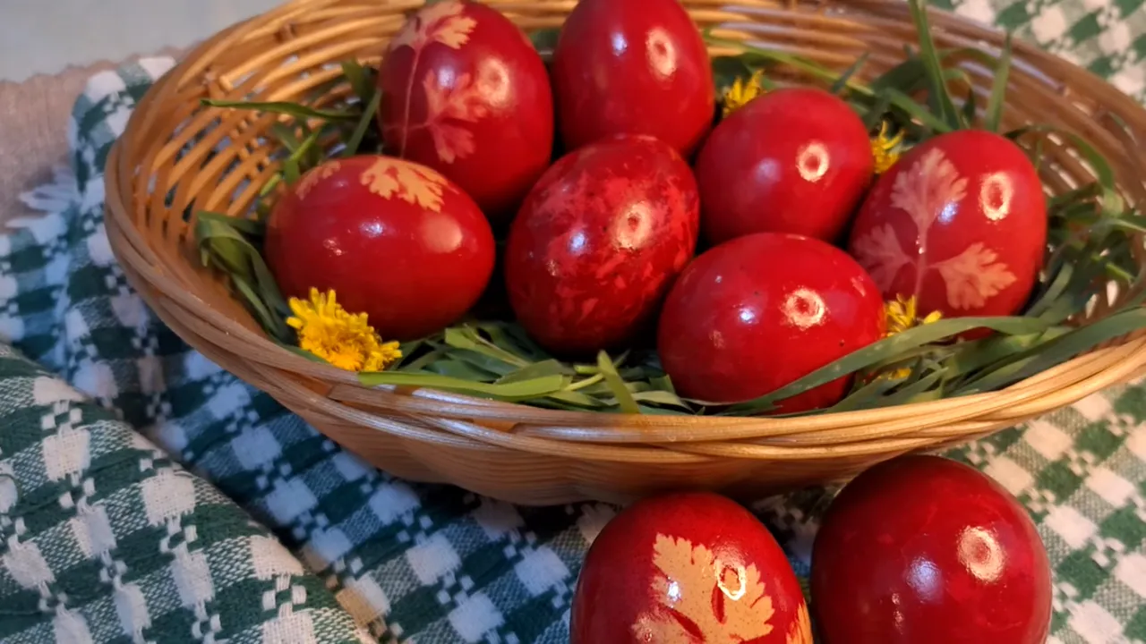 Cum se vopsesc ouăle de Paște natural: Trucuri cu coji de ceapă, sfeclă sau varză roșie