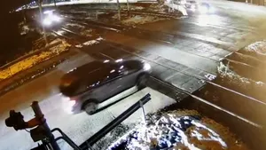 VIDEO | Momentul în care un şofer este la un pas să fie lovit de un tren