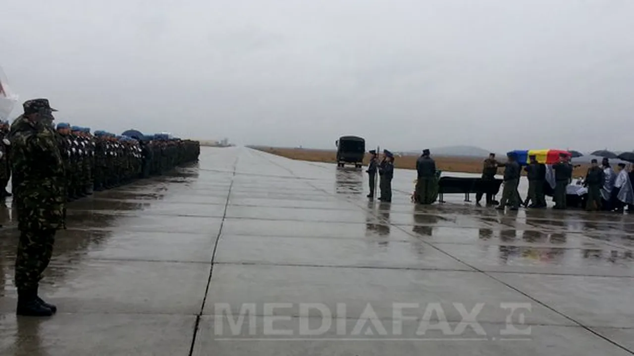 Sicriul cu trupul pilotului Gabriel Titiana a fost dus la Cluj-Napoca, unde vor avea loc funeraliile - FOTO