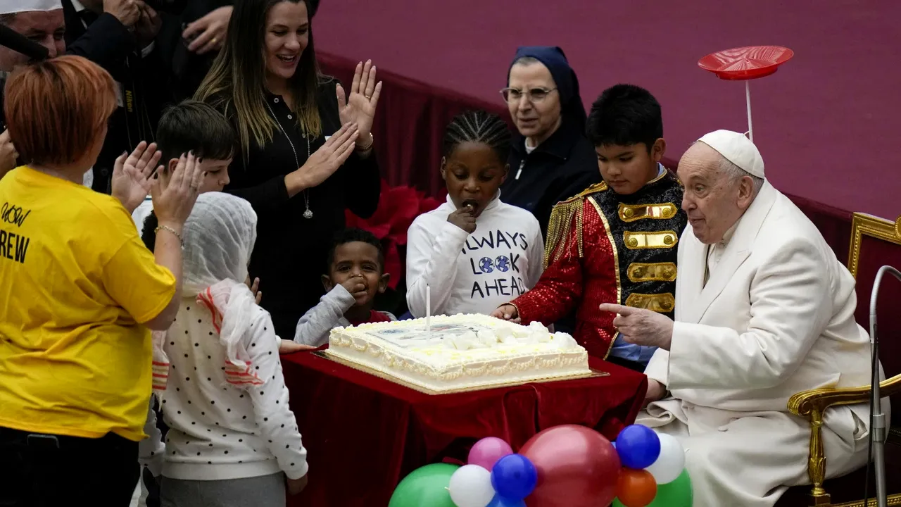 Papa Francisc şi-a sărbătorit ziua de naştere alături de copiii internaţi la o clinică din Vatican
