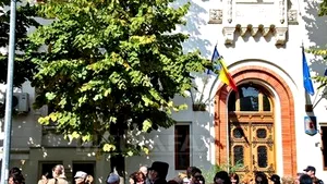 About 150 Romanian Teachers Picket Education Ministry HQ