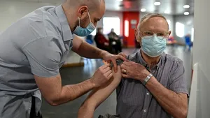  Numărul de persoane pe care România ar trebui să le vaccineze pe zi pentru a îndeplini obiectivul propus de Comisia Europeană. IATA situaţia vaccinării la nivel european