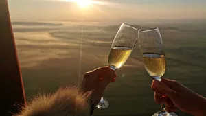 VIDEO | Imagini spectaculoase! Evită aglomeraţia de la terase. Ia-ţi 3 prieteni şi petrece cu şampanie în balonul cu aer cald