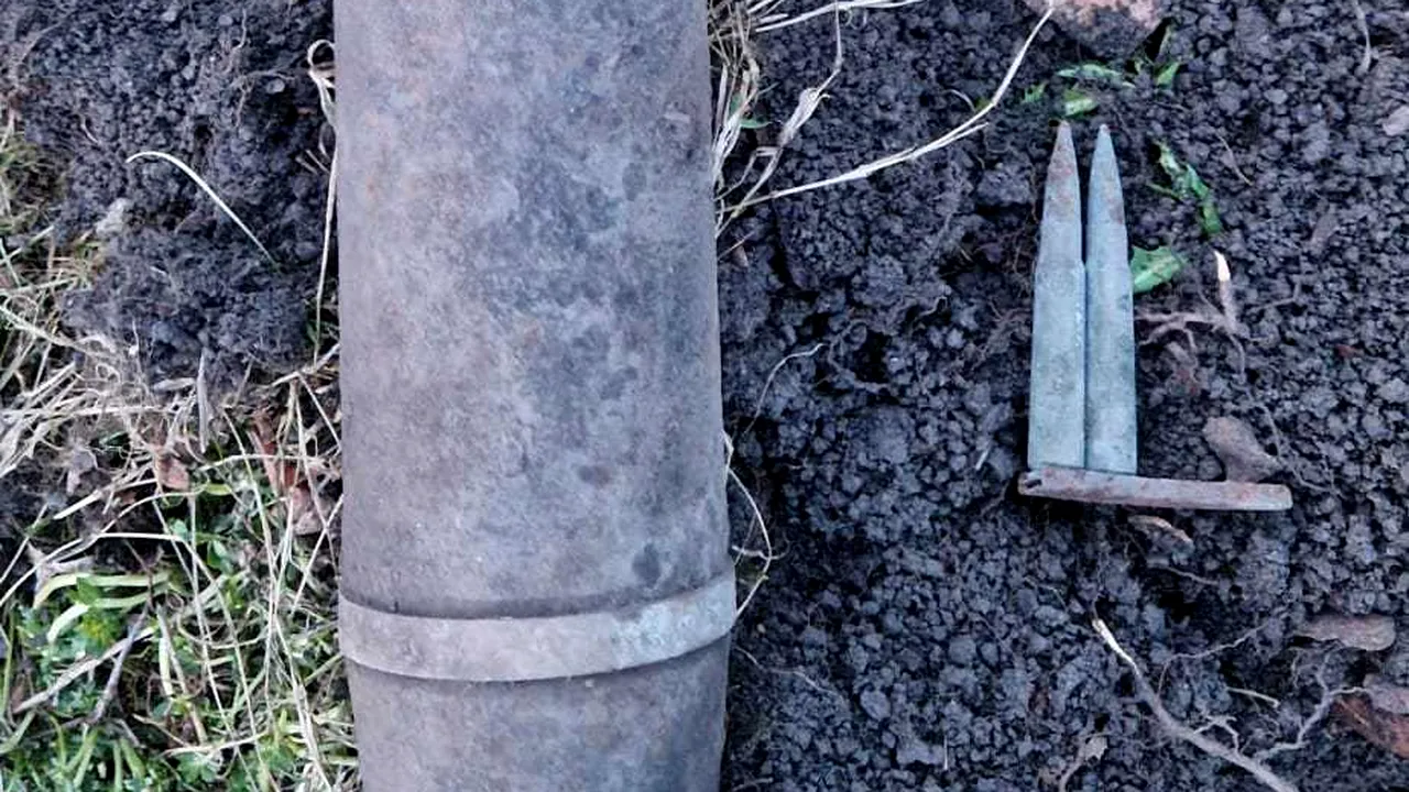 Un bărbat a găsit un proiectil şi două cartuşe neexplodate, în timp ce săpa prin curte
