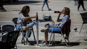 Terasele, deschise sau nu pe timpul stării de alertă? Autorităţile trebuie să decidă