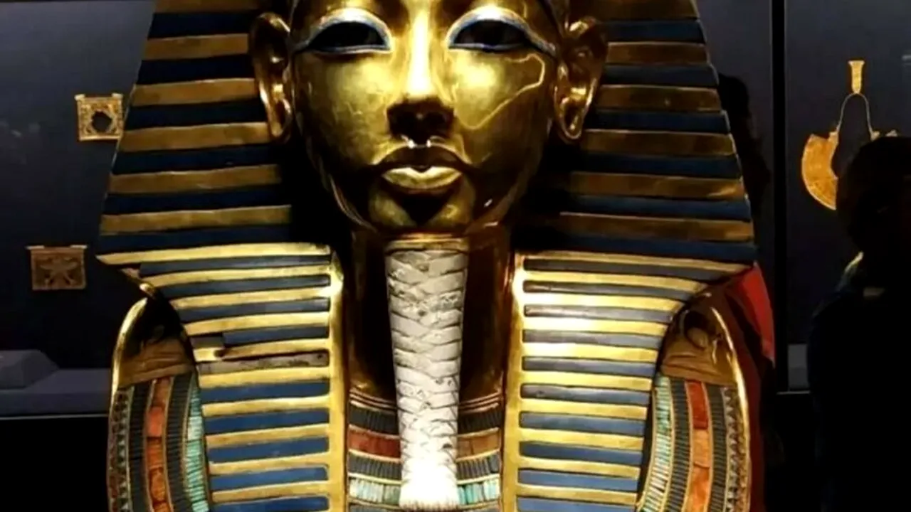 Masca din aur masiv a lui Tutankamon părăsește muzeul din Cairo