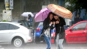 METEO Cod roşu de ploi torenţiale, fulgere şi vijelie puternică, marţi, la mare / Cod portocaliu în vigoare, pentru Ilfov