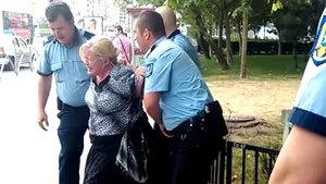 O femeie a fost încătuşată de trei poliţişti pentru că a traversat ilegal - VIDEO