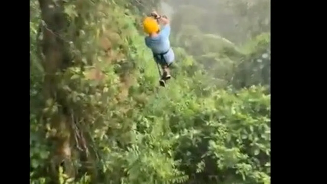 Întâlnire neaşteptată. Cu cine s-a întâlnit un copil pe tiroliana din Costa Rica VIDEO 