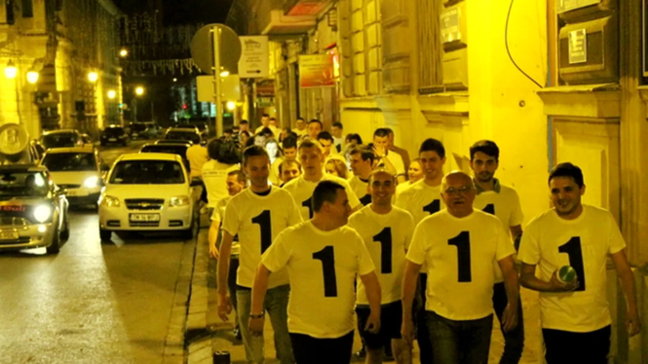 Grupuri de tineri USL şi PDL au lipit afişe în Timişoara, în primele minute ale campaniei electorale - FOTO