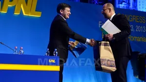 Kelemen Hunor i-a înmânat lui Antonescu un steag secuiesc ca gest simbolic împotriva dezbinării