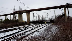Traficul feroviar în Ploieşti, deblocat pe un fir de circulaţie, după ce o pasarelă de 10 tone a căzut peste calea ferată / CFR va solicita plata daunelor  | FOTO