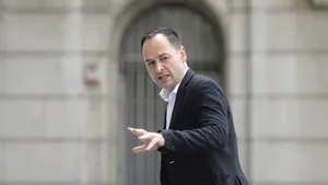 Ionuţ Negoiţă, patronul Dinamo, dă clubul pe un leu, dar nici aşa nu se înghesuie nimeni să-l ia. „Am încercat cu greci, arabi, chinezi... Lumea pleacă pentru că nu avem stadion”