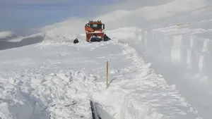 Maşini acoperite de zăpadă de doi metri, în staţiunea Rânca, ieşirea spre Transalpina VIDEO