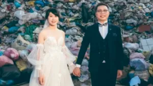 Nuntă inedită: mirii au făcut şedinţă foto la groapa de gunoi. Rugăminte pentru invitaţi