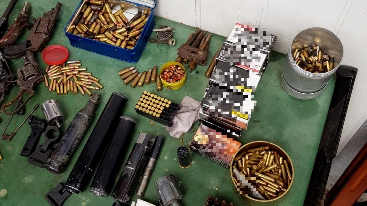 Pistoale, arme cu aer comprimat şi aproape 2.000 de cartuşe, ridicate de Poliţie de la traficanţi de arme