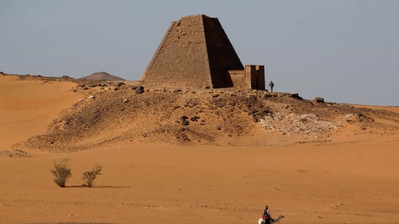 Piramidele din Meroe, sit al Patrimoniului Mondial UNESCO, amenințate de războiul și acumularea de nisip din Sudan