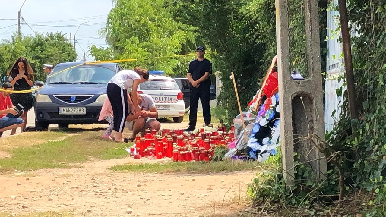 Pelerinaj la casa lui Gheorghe Dincă: Oameni din toată ţara vin la Caracal cu candele: „Putea fi copilul meu” | FOTO, VIDEO