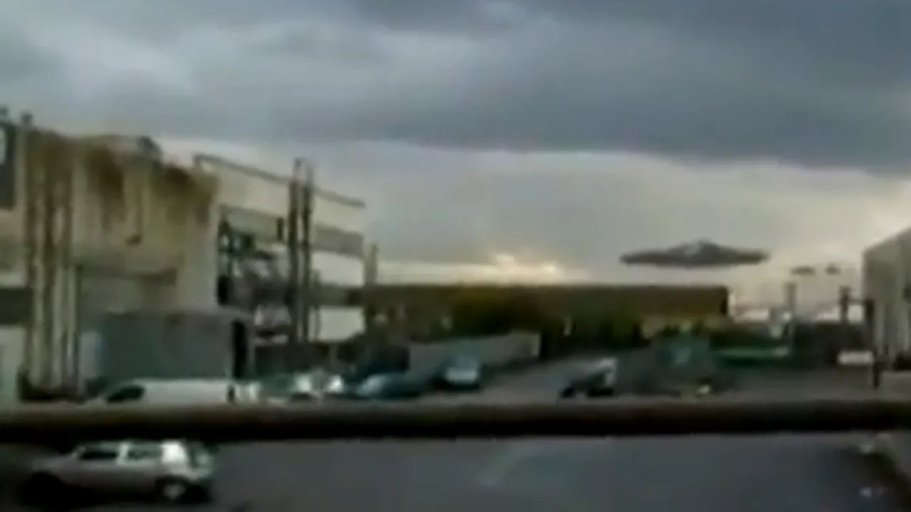 IMAGINI ULUITOARE care au stârnit o adevărată furtună pe internet! OZN sau doar o farsă bine regizată? - VIDEO