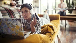 Revolut: Cum şi-au cheltuit românii banii, în izolare. Peste 17 milioane de euro pentru divertisment şi „mai mult shopping ca niciodată”. Tranzacţiile online au crescut şi cu 200%