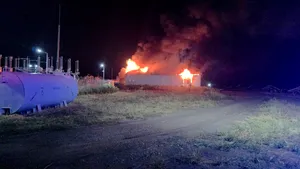 VIDEO Incendiu la o hală de stocare a energiei electrice în baterii din Buzău. Mobilizare majoră de forțe