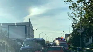 Microbuz cu 12 pasageri, implicat în această dimineaţă într-un accident în Gorj/ Patru persoane au ajuns la spital 