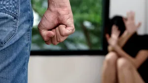 Prahova. Bărbat reținut după ce ar fi agresat sexual o fată de 17 ani într-un parc